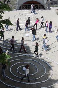 4_I giovani studenti di Susa percorrono il Terzo Paradiso di Michelangelo Pistoletto